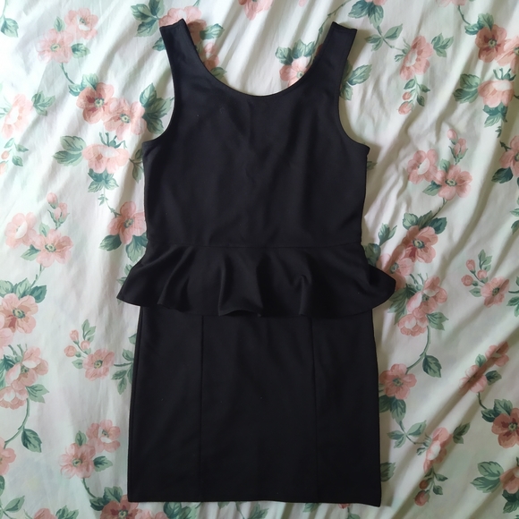 Black Sleeveless Peplum Dress - Picture 3 of 7